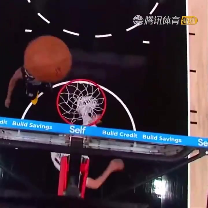 罕見一幕！努爾基奇拋投 球神奇停在籃板上沿 看呆凱爾登?。ㄅ瑺柣婕\）